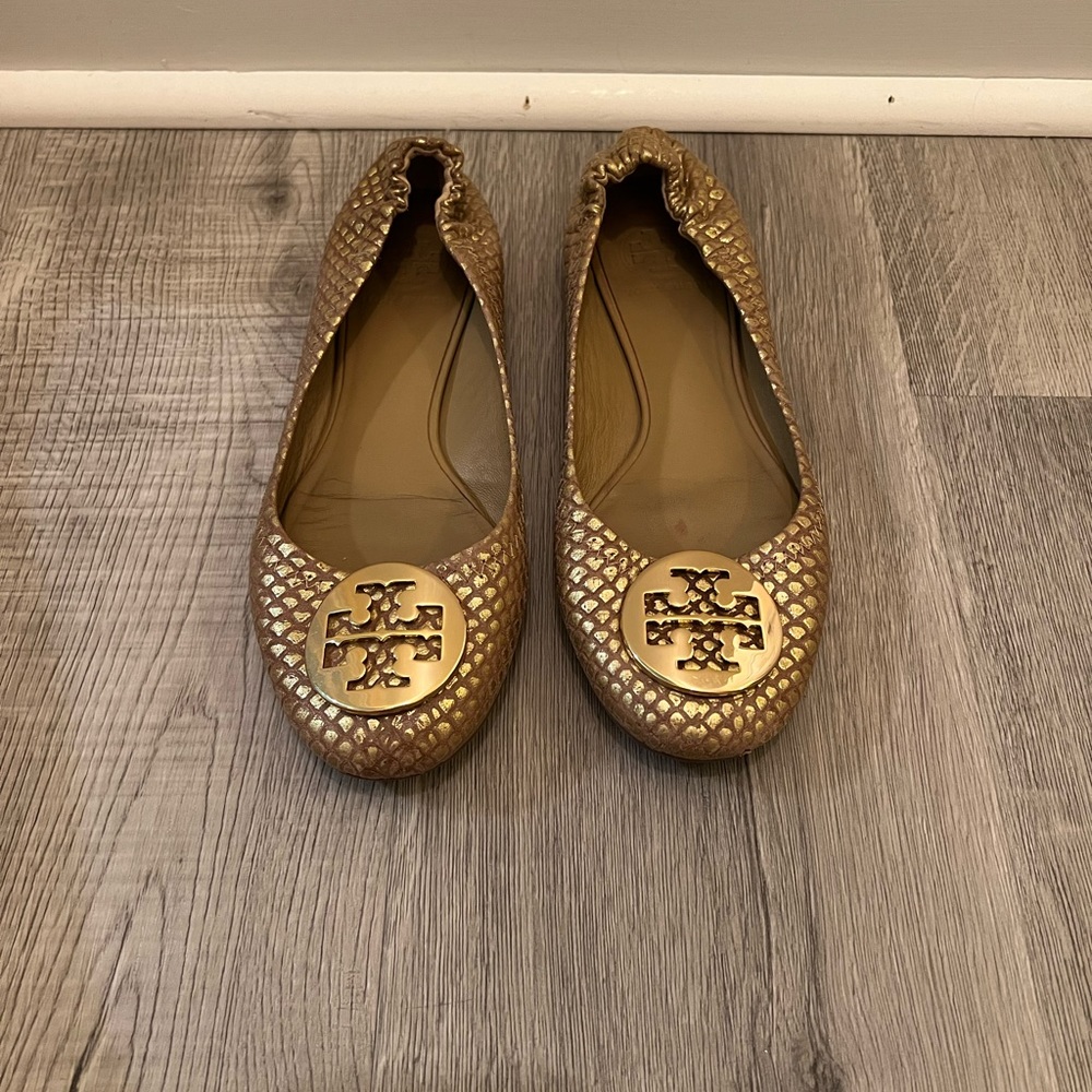 Tory Burch tan and gold patterned flats with gold logo size 7
